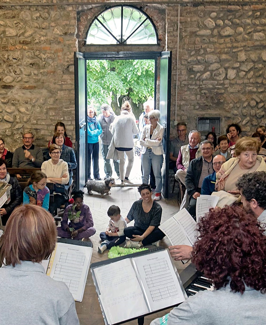 Esibizione del neonato coro GLAP alla Rocchetta