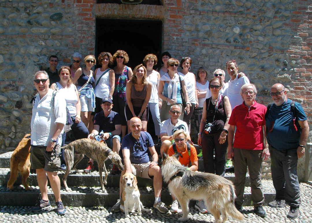 Un gruppo di amici in visita alla Rocchetta